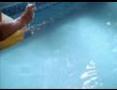 Pamela Anderson se fait masser sur la plongeoir de la piscine 